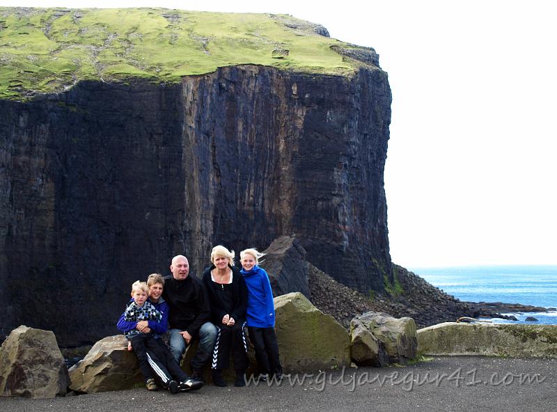 EJ145658 copy.jpg - Øll familjan við Norðbergseiði í Hvalba